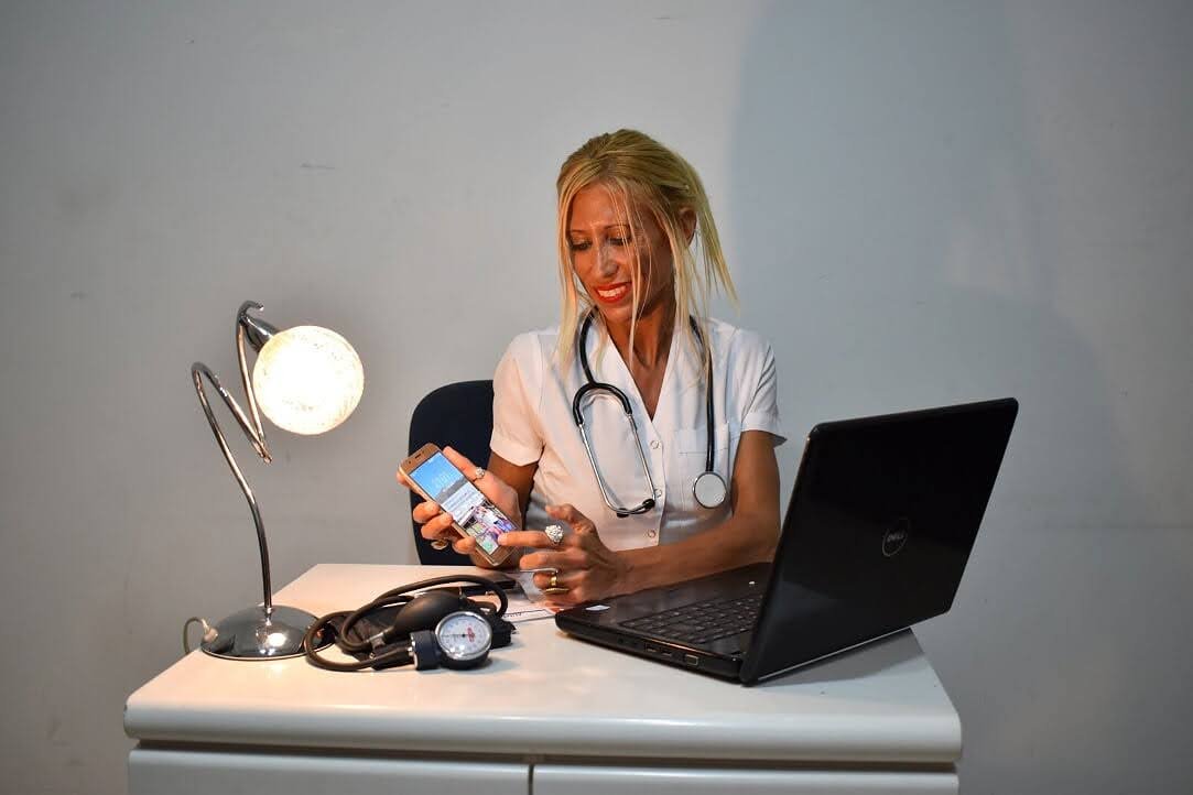 Lic. Haiek en consulta online con paciente desde su consultorio