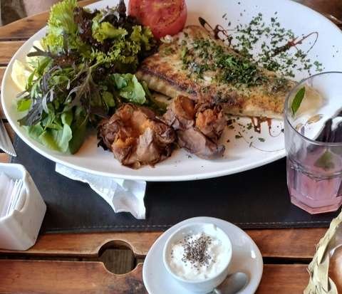 Pescado con ensalada