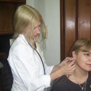 Lic. Haiek aplicando auriculoterapia sin agujas en San Miguel